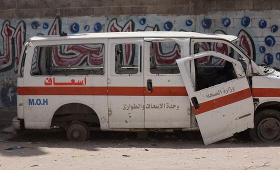 سيارة إسعاف مدمرة في مدينة غزة